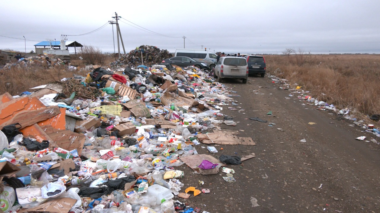 Огромная свалка перегородила дорогу к мусорному полигону в Белогорском  районе | 29.10.2020 | Благовещенск - БезФормата