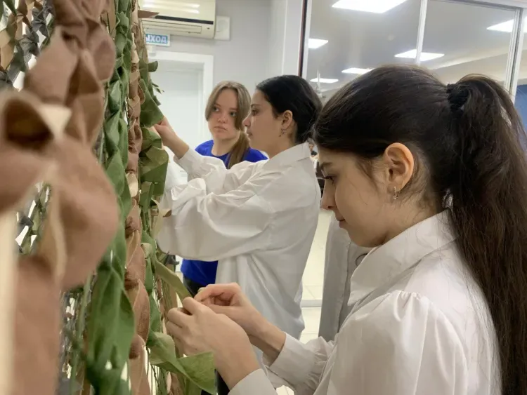 Ученики армянской воскресной школы собственноручно изготовили вещи для участников СВО