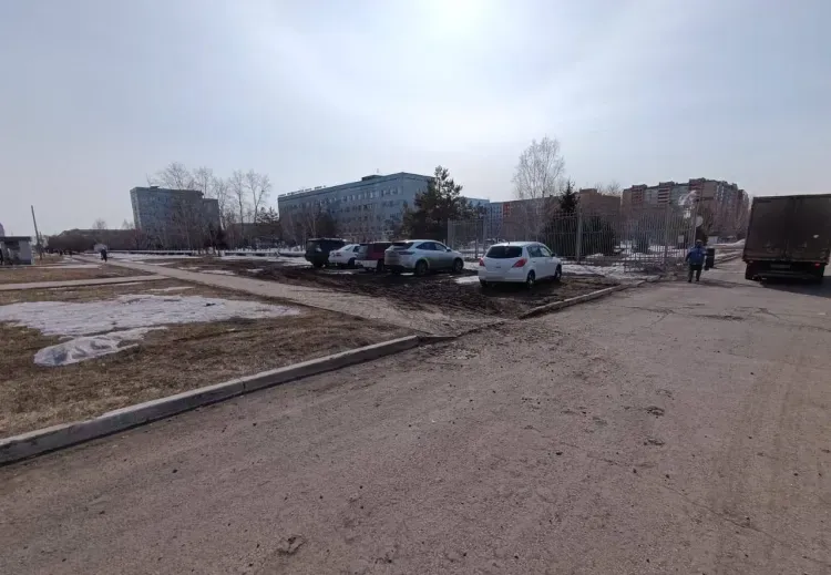 Грязь летит на тротуары: машины снова оставляют на газонах Благовещенска