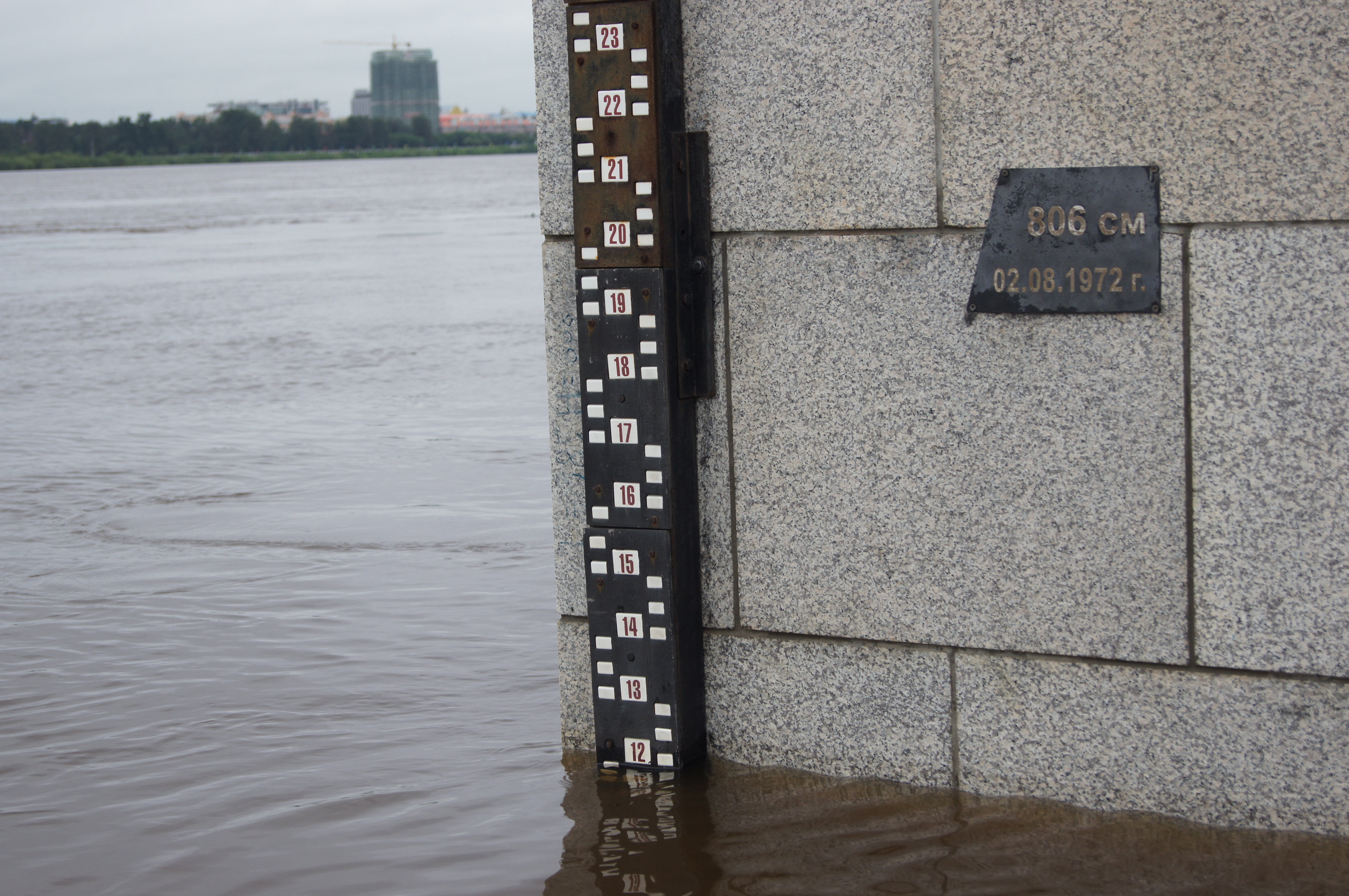 Пост рек. Водомерный пост на реке. Водомерный пост у горного института. Кронштадтский футшток линейка. Реечный водомерный пост.