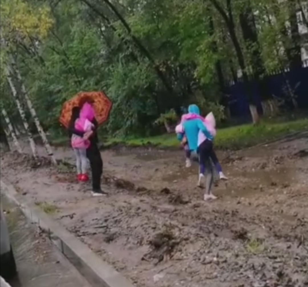 Упала в грязь на улице. Маленькая девочка упала в грязь.