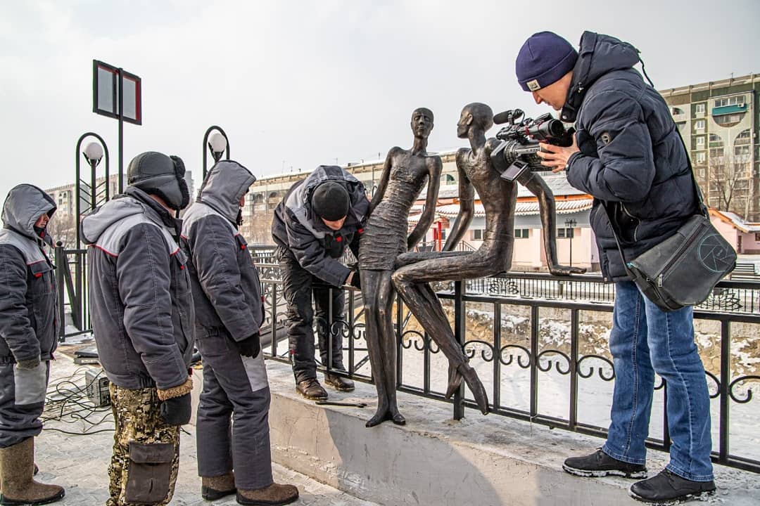 Установили скульптуру. Парк дружбы Благовещенск скульптуры. Памятник влюбленным в Благовещенске. Скульптура в парке дружбы Благовещенск. Скульптура влюбленных в Благовещенске.