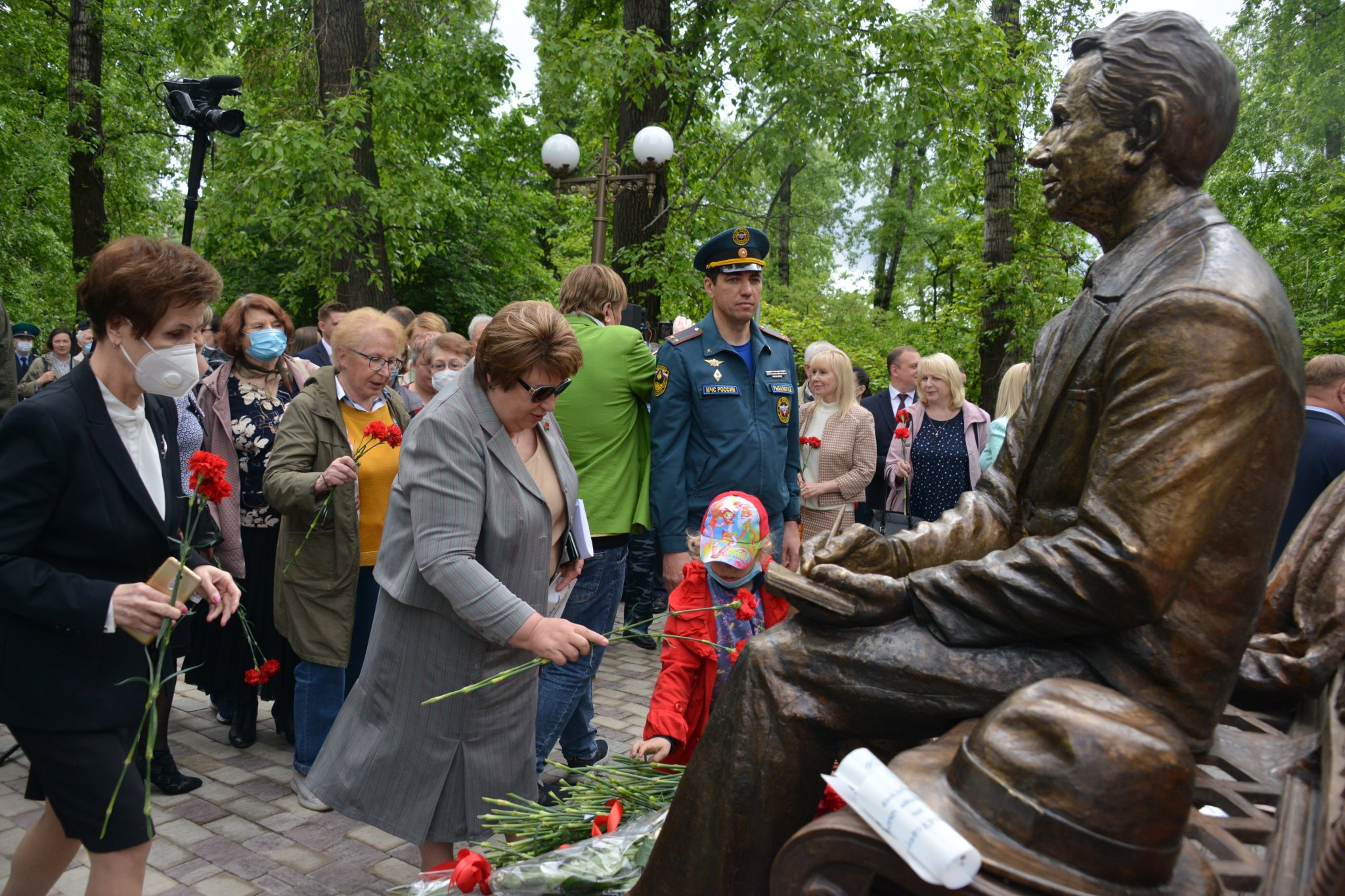 Памятник гражданину. Памятник Олегу Маслову Благовещенск. Олег Маслов памятник. Памятник Олегу Яковлеву. Открыт памятник.