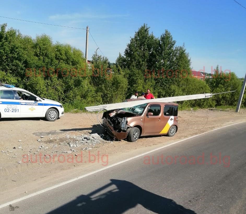 Опель сбил столб