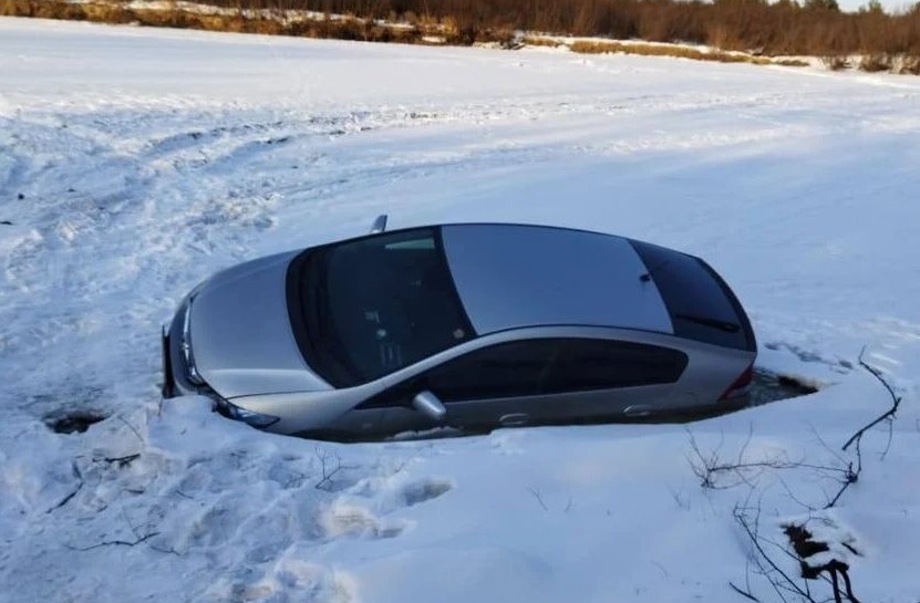 Автомобиль провалился в реку Томь в окрестностях Белогорска