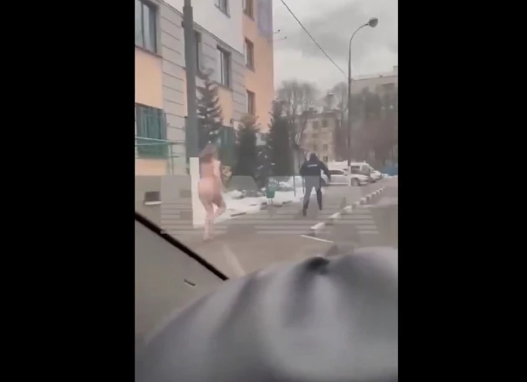 голая девушка бежит по улице
