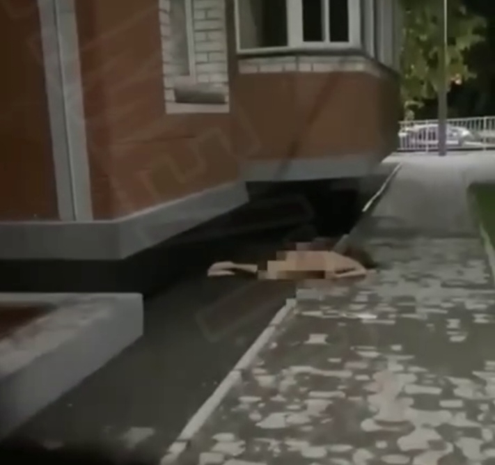 Девушка выпала из окна многоэтажного дома в Благовещенске 