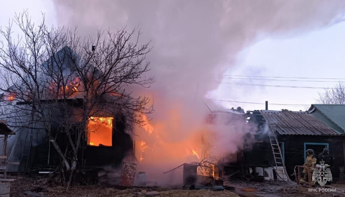 Огонь повредил строящееся здание и кровлю гаража в Благовещенском округе