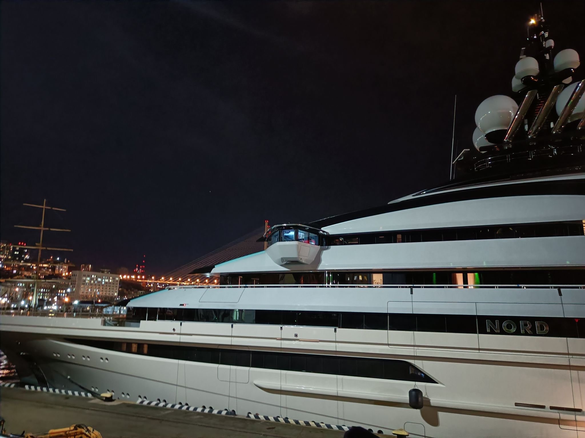 Яхту российского миллиардера заметили по пути во Владивосток