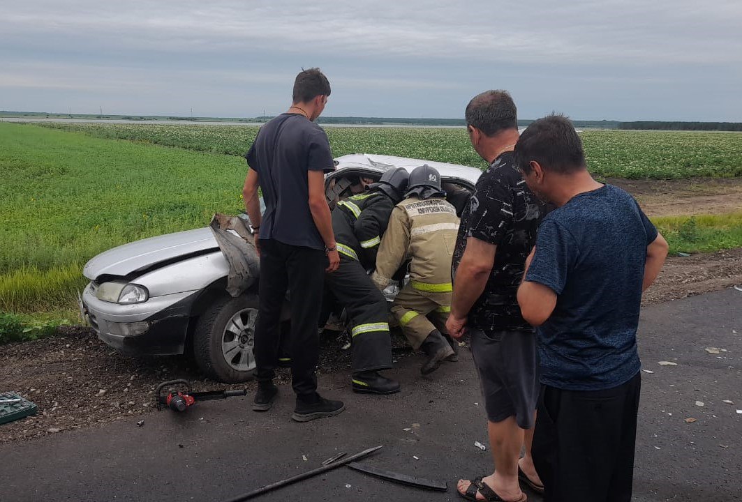 Пассажира автомобиля зажало в салоне после ДТП в Амурской области