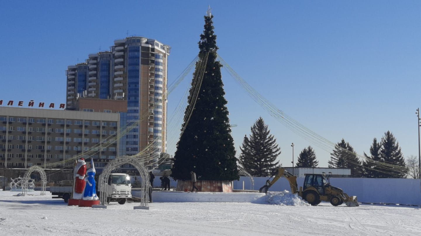 Снежный городок демонтируют на центральной площади Благовещенска