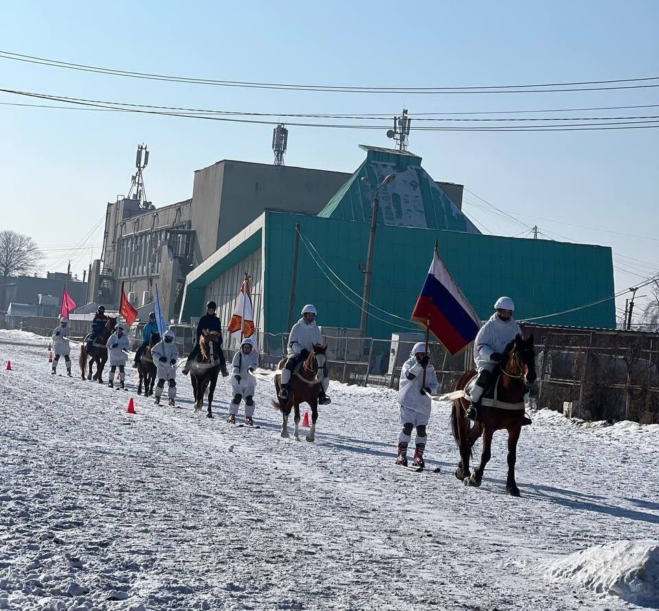 Лошади буксировали лыжников на ипподроме Благовещенска