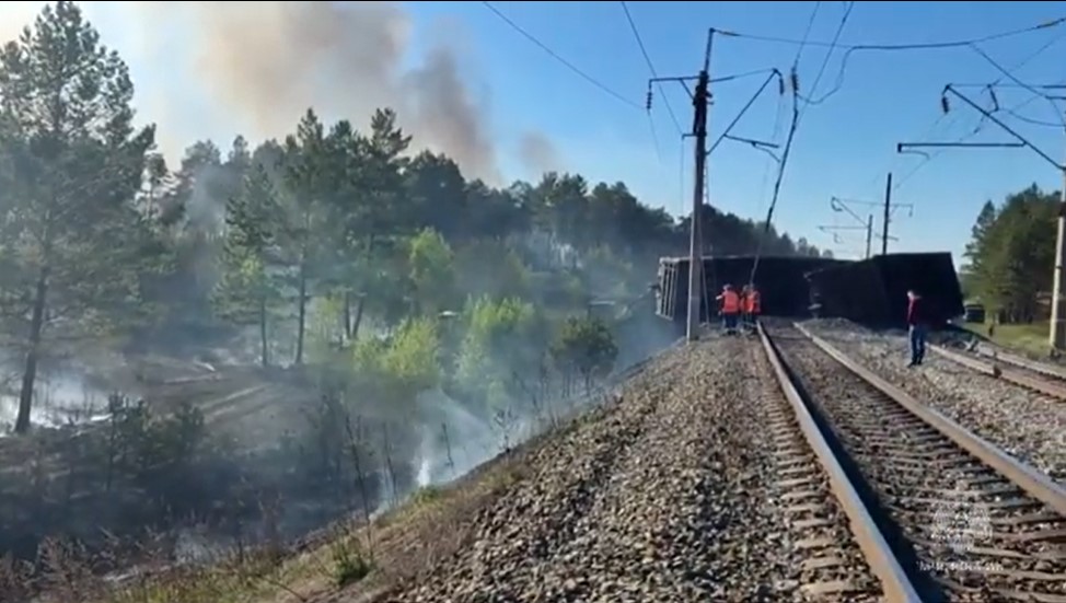 Пожар начался около населенного пункта после схода вагонов с углем в Приамурье