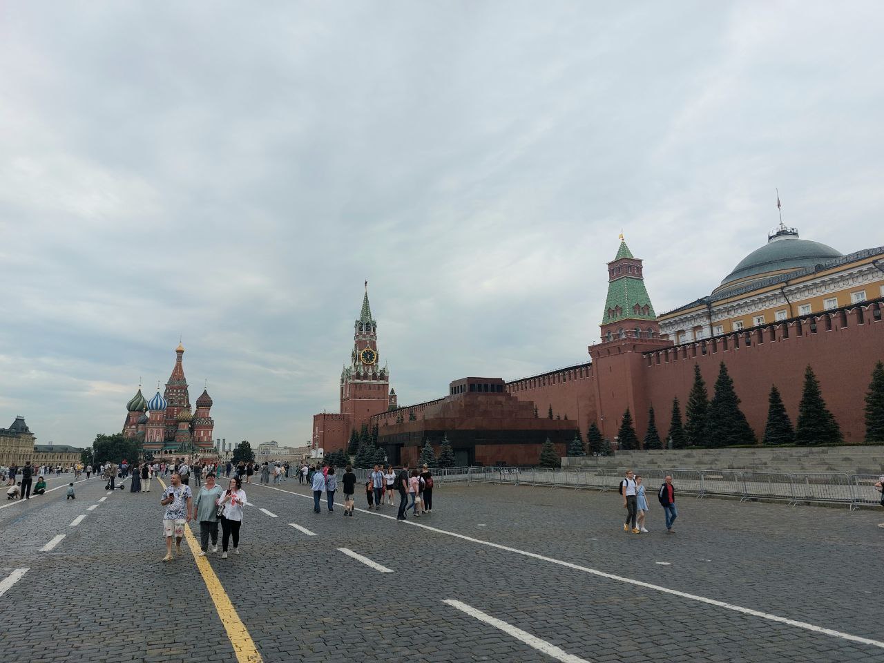 Туристы едут в Россию, чтобы переждать жару