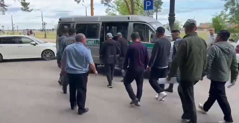 Не смогут вернуться в Россию 20 мигрантов, выявленные в Благовещенске