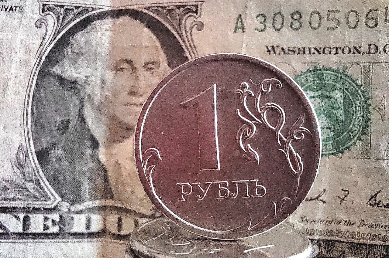 Не скупать доллар по 200 рублей в обменниках призвали россиян