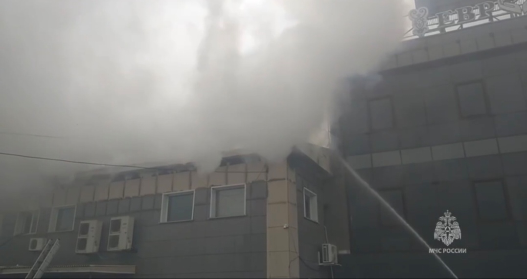 Крупный пожар тушат в Хабаровске