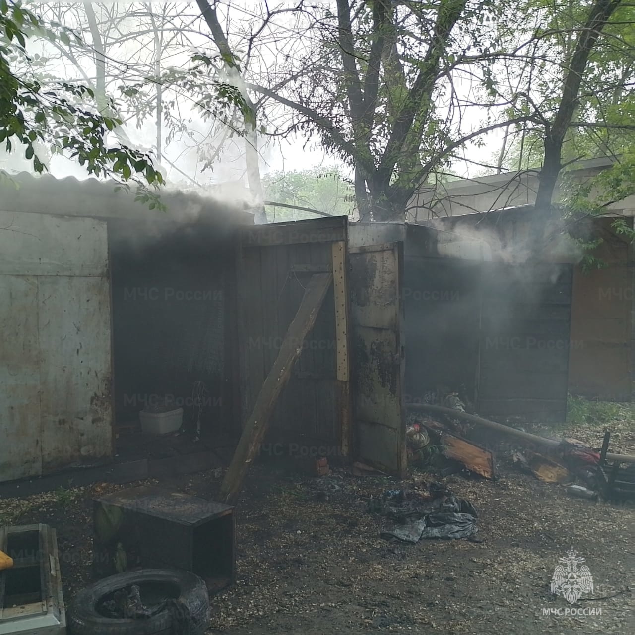 Поджог мог стать причиной пожара в гаражном массиве Белогорска