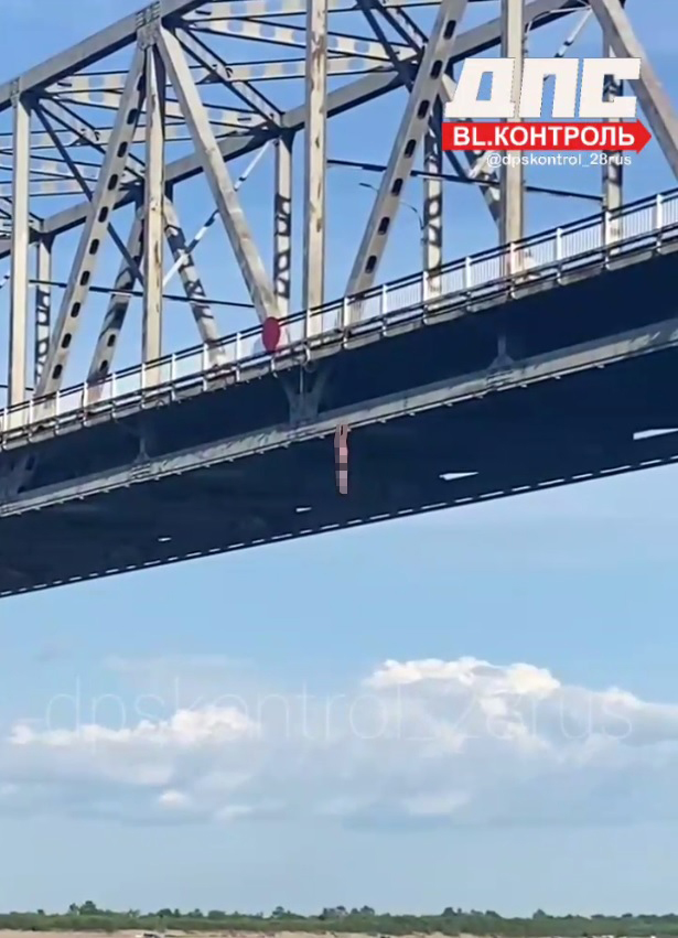 Мужчина в плавках упал в воду с моста в Благовещенске