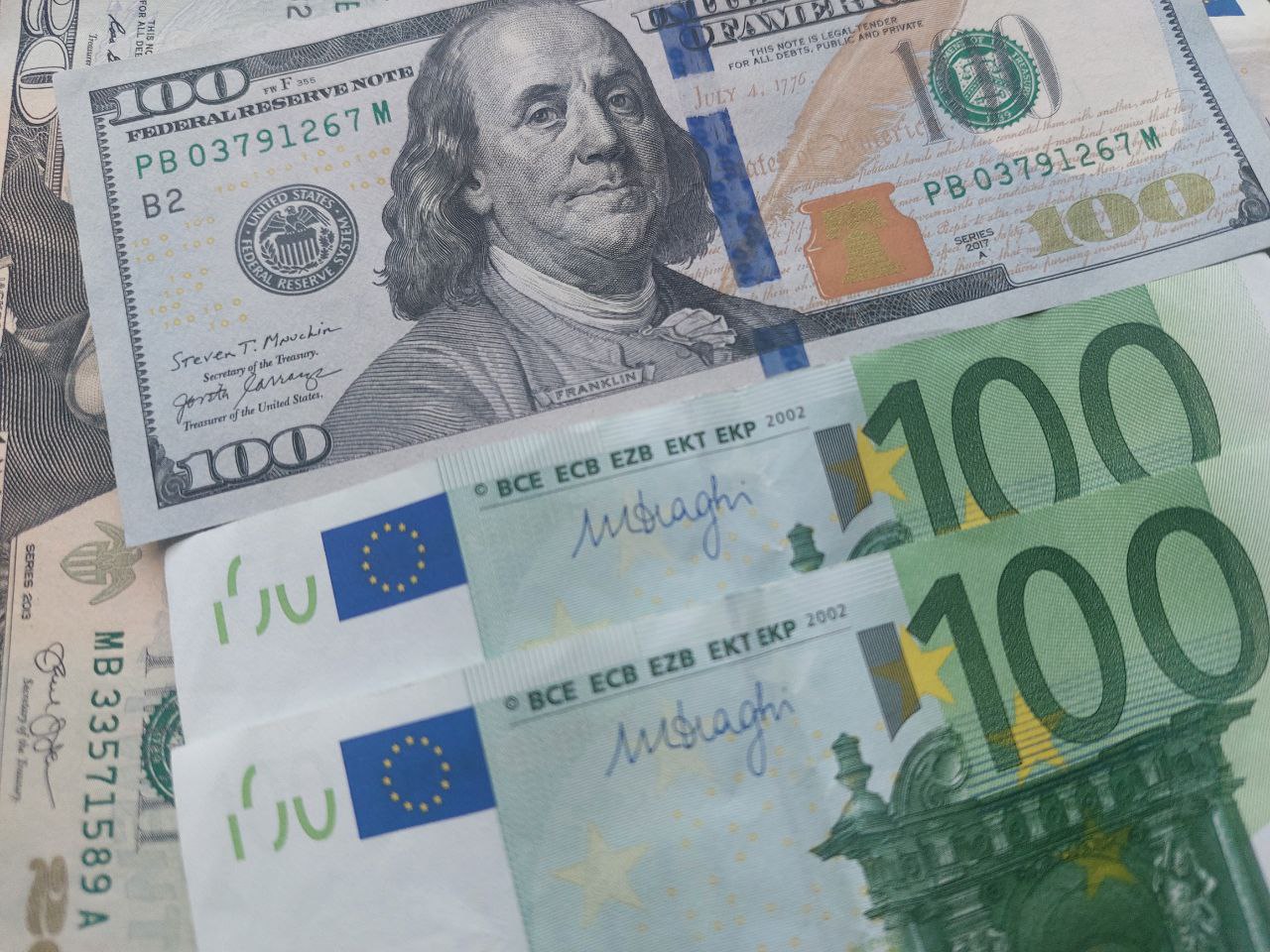 Россияне могут перестать покупать доллар дороже 100 рублей