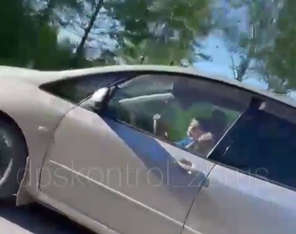 Шокирующее видео сняли в Амурской области: взрослые гонятся за авто, которым управлял ребенок