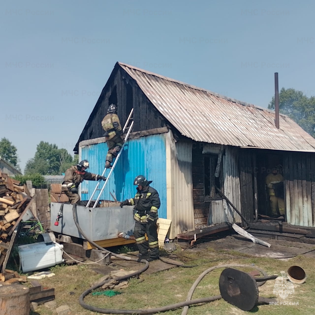 Баня и летняя кухня под одной крышей горели в Белогорске