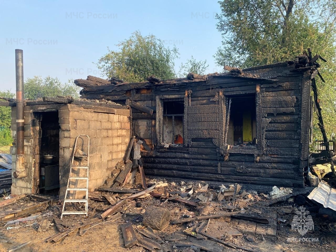 Страшный пожар уничтожил дом многодетной семьи в Свободном