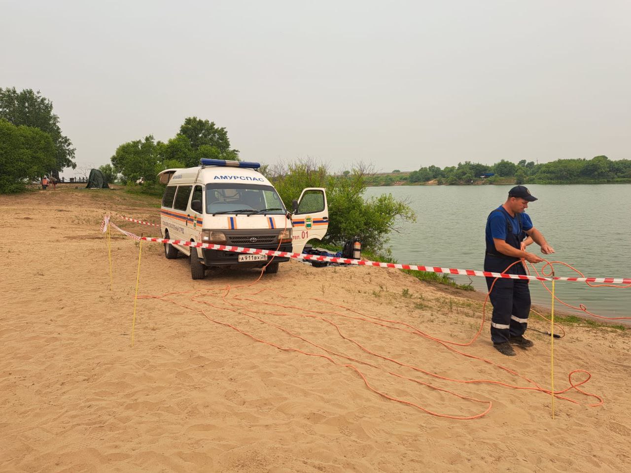 Пропавшего во время купания на Владимировском озере мужчину ищут водолазы