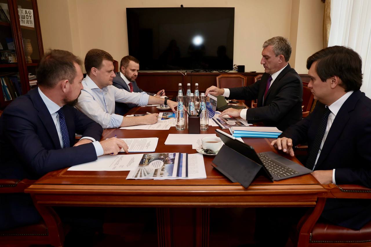 Конгрессный центр на "Золотой миле" обсудили глава Минвостокразвития и губернатор Амурской области