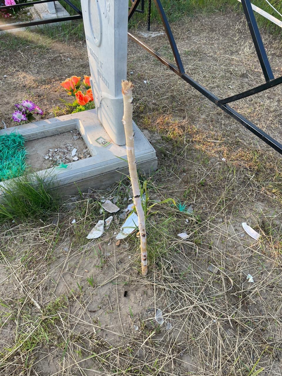 Вандалы осквернили могилы на сельских кладбищах