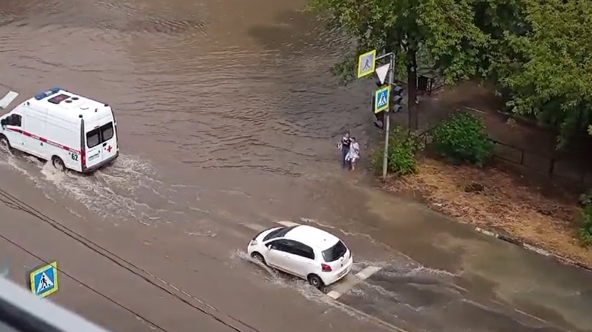 Улицы Благовещенска ушли под воду после мощного ливня с грозой