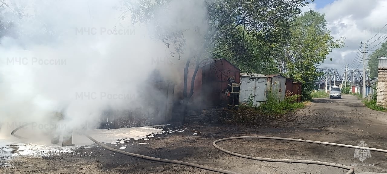 Контейнер и деревянный гараж загорелись в Белогорске