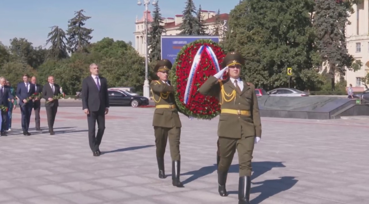 Василий Орлов отдал дань памяти у монумента Победы в Минске
