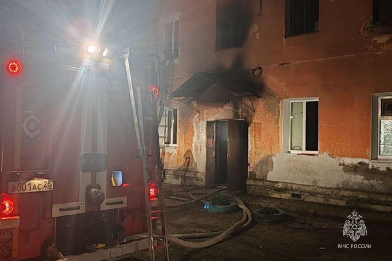 Герои среди амурчан: трех человек из горящего дома спасли очевидцы