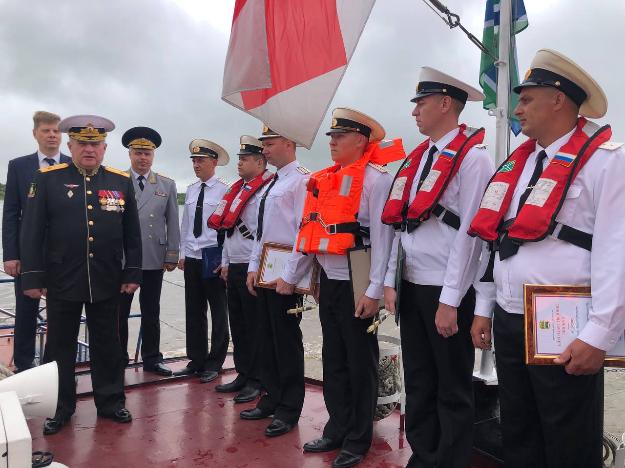 Моряков Амурской области наградили во время боевого дежурства