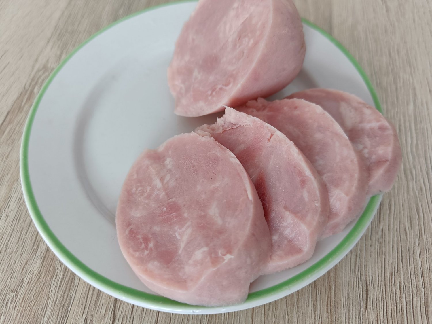 Предприниматель задекларировал колбасу, не исследованную на антибиотики