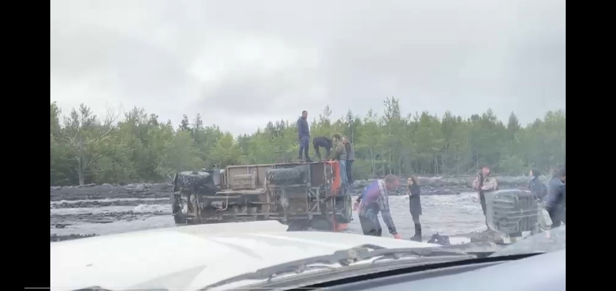 Вахтовка с туристами перевернулась на реке на Камчатке