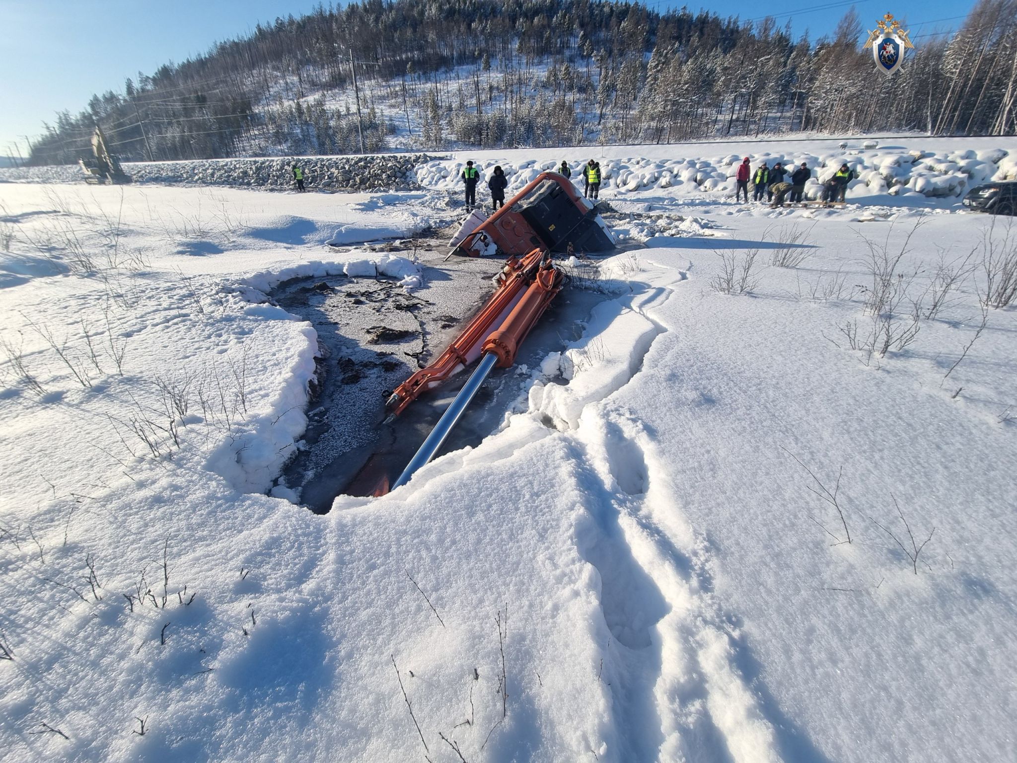 Экскаватор с телом погибшего машиниста достали из водоема