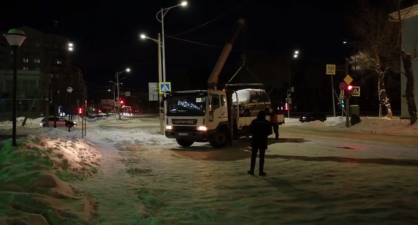 Машины эвакуируют во время ночной уборки дорог в Благовещенске