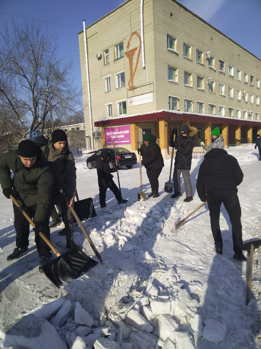 Юные белогорцы очистили тротуар у взрослой поликлиники