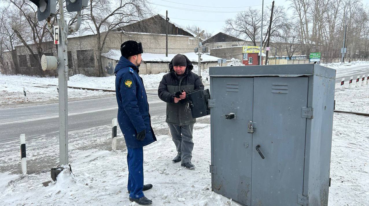 Щиток управления переездной сигнализации был доступен на ж/д переезде в Благовещенске