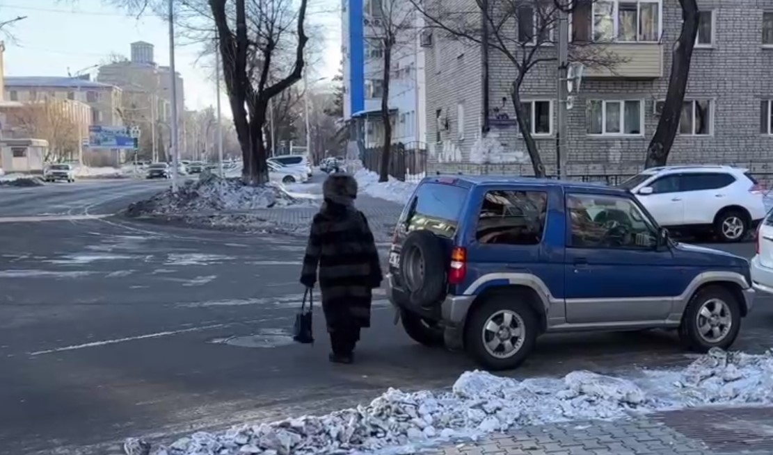 Пешеходам и водителям мешала брошенная на дороге машина в Благовещенске