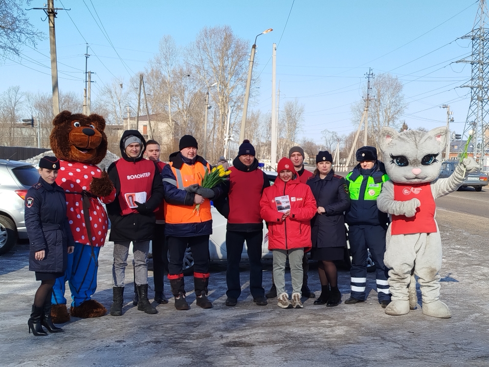 Железнодорожники поздравили женщин-водителей с 8 марта на переездах Приамурья