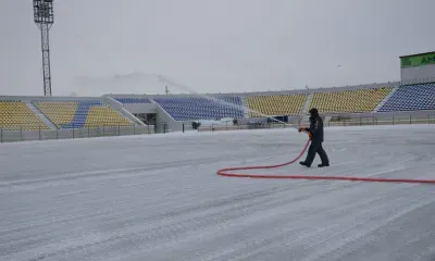 Самый большой ледовый каток заливают в Амурской области