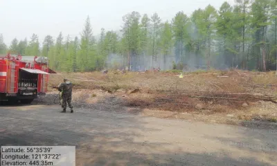 Пожар продолжают тушить около амурского поселка