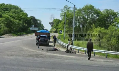 Водитель двухколесного транспорта столкнулся с машиной на амурской трассе