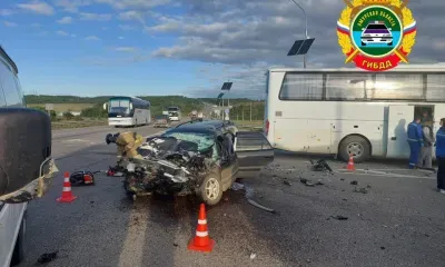 Легковушка и автобус столкнулись в Приамурье, погиб один человек