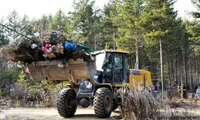 Мусор на чужих захоронениях нагромождают жители Тынды