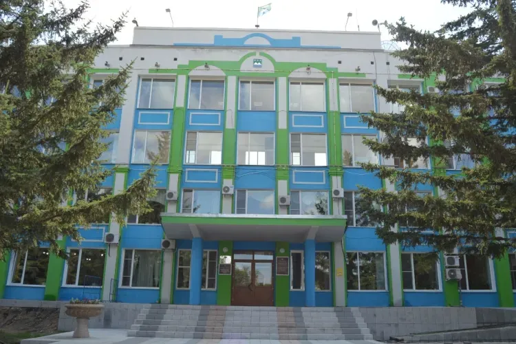 Василий Орлов поддержал строительство путепровода и ледовой арены в Белогорске