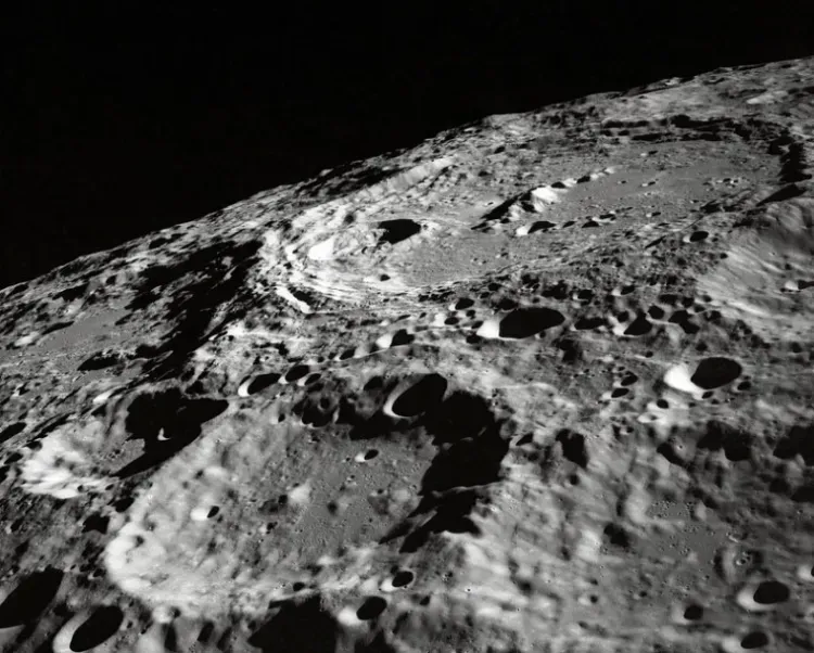 Человек может обойти Луну пешком за 91 день, подсчитали в NASA